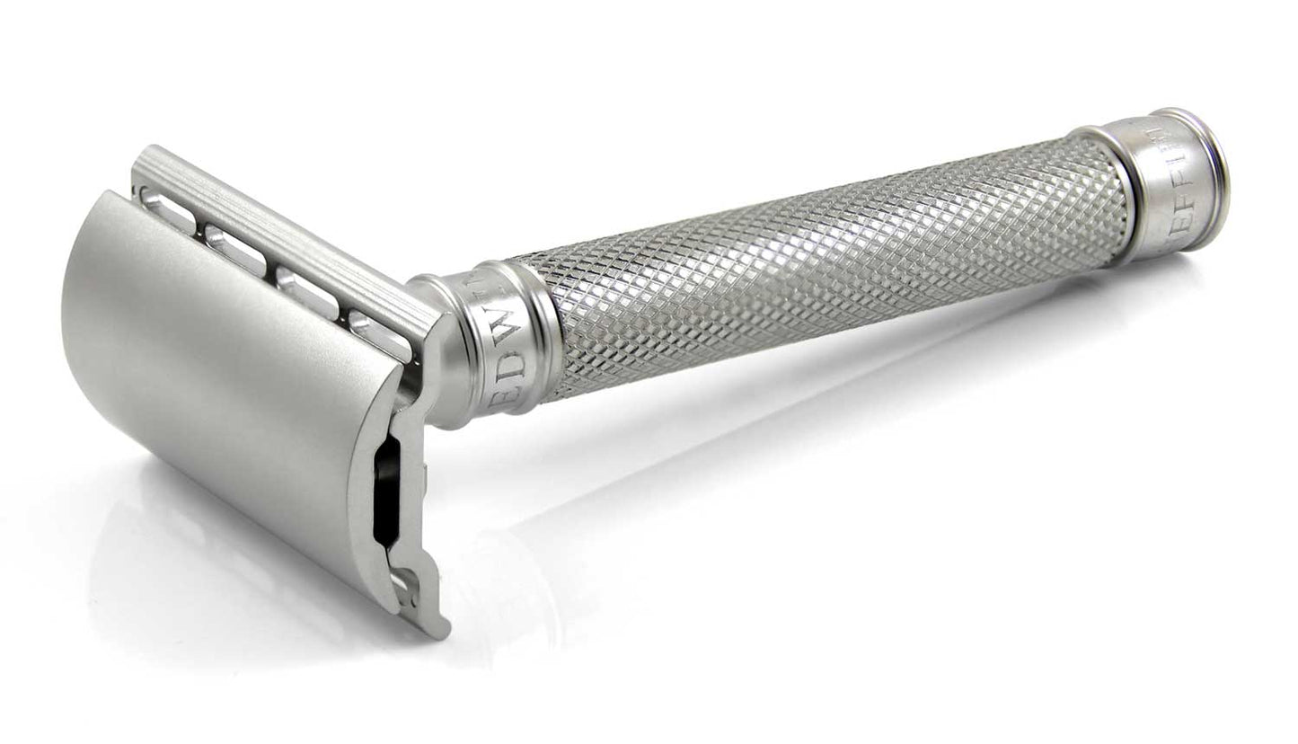 Load image into Gallery viewer, Edwin Jagger 3ONE6 DE Stainless Steel Safety Razor, Knurled, 1x Pack of Feather Razor Blades
